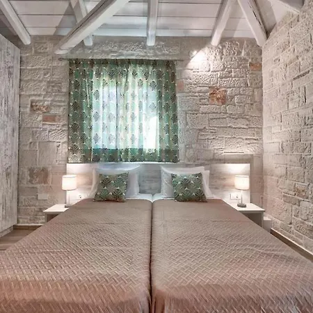 Chartata Sleeps 8 Pool Air Con Wifi *