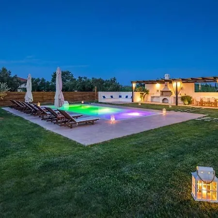Willa Chartata Sleeps 8 Pool Air Con Wifi