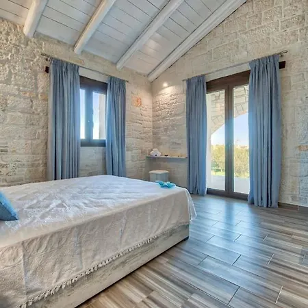 Chartata Sleeps 8 Pool Air Con Wifi
