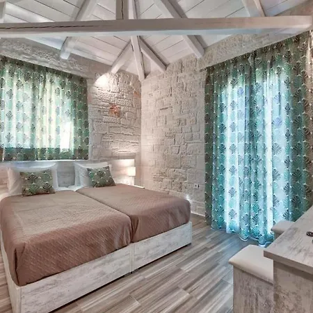 Villa Chartata Sleeps 8 Pool Air Con Wifi