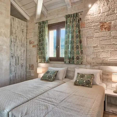 Villa Chartata Sleeps 8 Pool Air Con Wifi